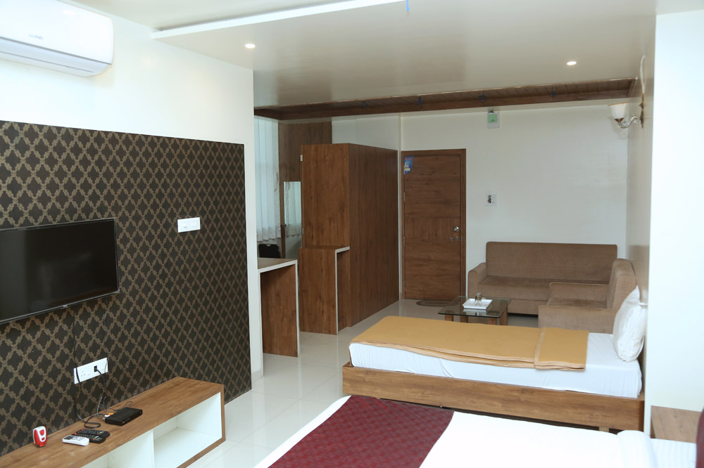 New Vaishnavi Hote - Suit Room