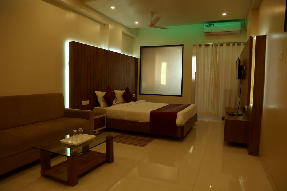 New Vaishnavi Hote - Suit Room