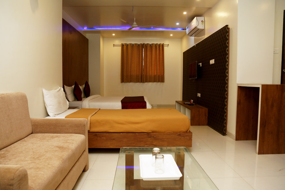 New Vaishnavi Hote - Suit Room